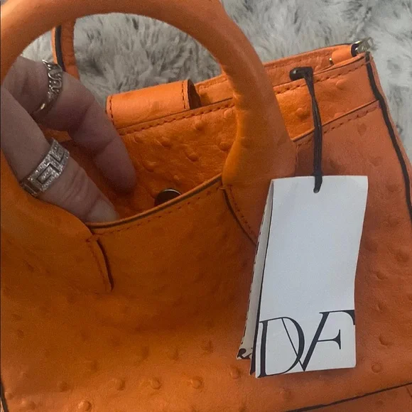 🧡 Adorable DVF Bag!! 🧡 Perfect for Spring!! 🧡 - Picture 12 of 16